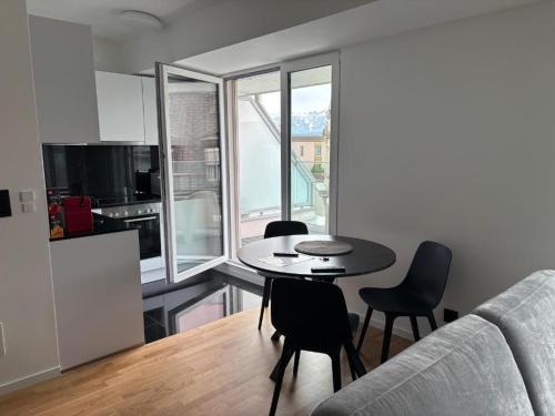 Top Floor, 2 minutes from Lausanne Train station 62