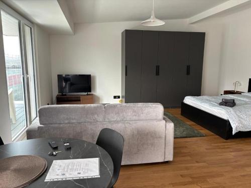 Top Floor, 2 minutes from Lausanne Train station 62