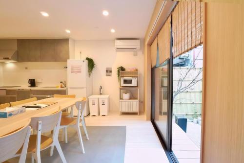 Ziyun , Newly built single family home with garden, 5 minutes to Namba, 4 bedrooms, 3 bathrooms, 3 washbasins, exclusive customized beautiful skin shower, free parking, suitable for family travel