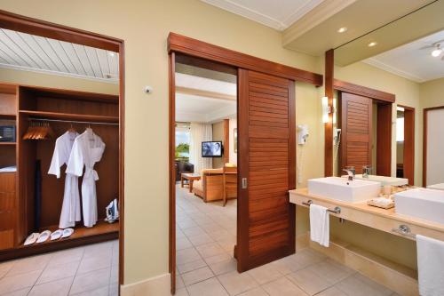 Bilik mandi di Shandrani Beachcomber Resort & Spa