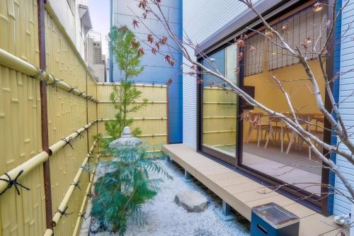 Ziyun , Newly built single family home with garden, 5 minutes to Namba, 4 bedrooms, 3 bathrooms, 3 washbasins, exclusive customized beautiful skin shower, free parking, suitable for family travel