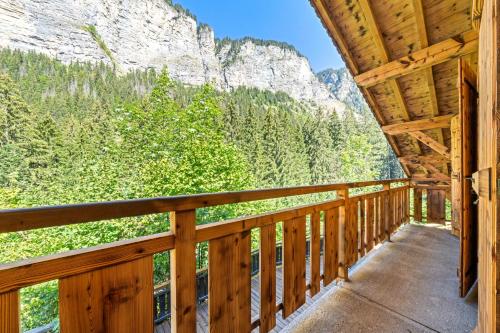 Large Mountain Chalet with Hot Tub Sleeps 19