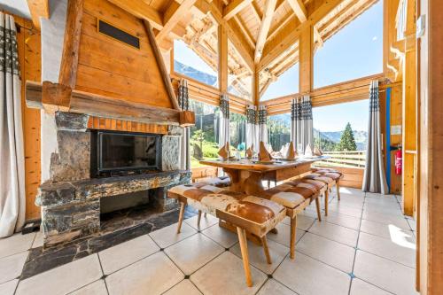Large Mountain Chalet with Hot Tub Sleeps 19