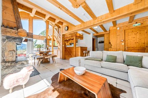 Large Mountain Chalet with Hot Tub Sleeps 19