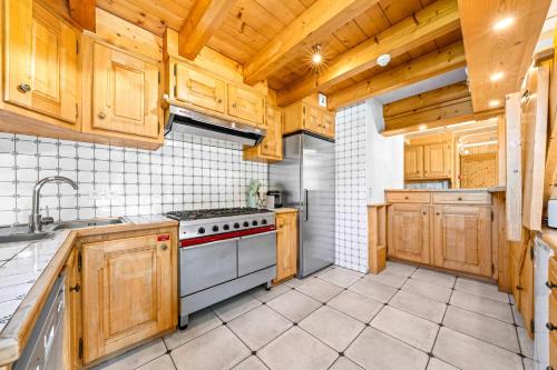 Large Mountain Chalet with Hot Tub Sleeps 19