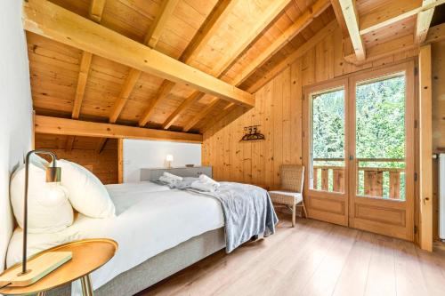 Large Mountain Chalet with Hot Tub Sleeps 19