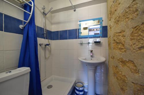 une salle de bain avec un lavabo, des toilettes et une douche dans l'établissement Le Provence Plage, à La Seyne-sur-Mer