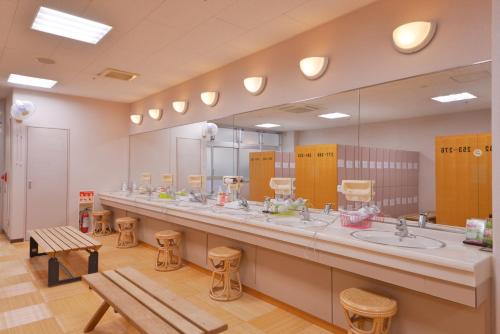 伊賀市的住宿－伊賀日光希爾酒店，浴室设有长台面、水槽和镜子