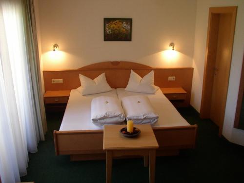 Una cama o camas en una habitación de Gasthof Sonnalm