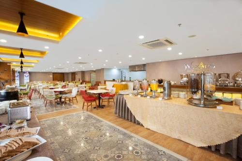 Restaurace v ubytování Verse Hotel Cirebon