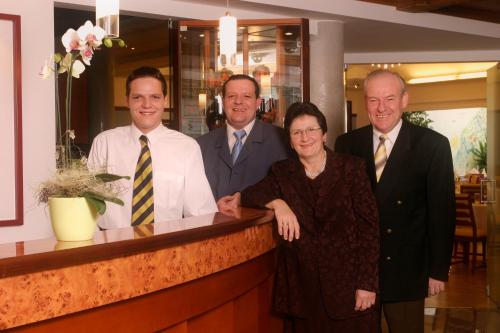 a group of people standing behind a counter at Gasthof Erzherzog Franz Ferdinand in Sankt Florian bei Linz