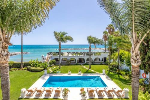 Villa El Martinete Beachfront with Picasso Pool
