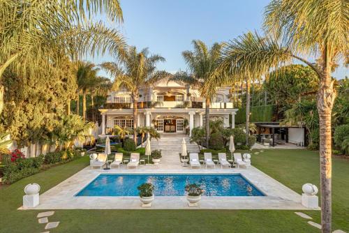 Villa El Martinete Beachfront with Picasso Pool