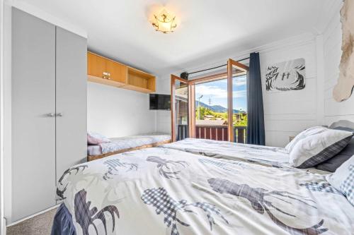 2 Ensuite Bedrooms Walk to town On Bus Route