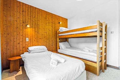 Central Location Walk to Ski Lift Sleeps 5