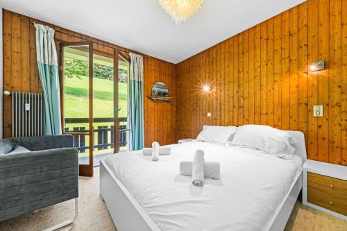 Central Location Walk to Ski Lift Sleeps 5