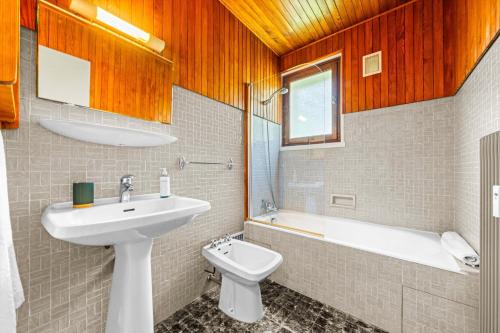 Central Location Walk to Ski Lift Sleeps 5