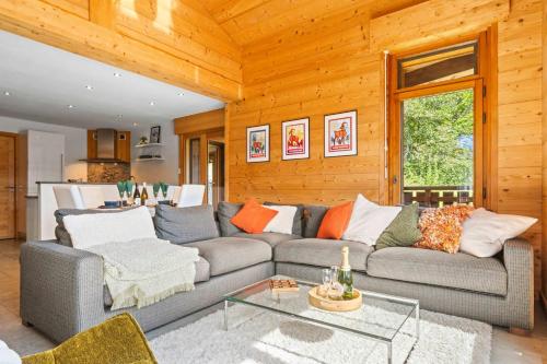 Mountain Views Balcony Stylish 3 Bed Apartment