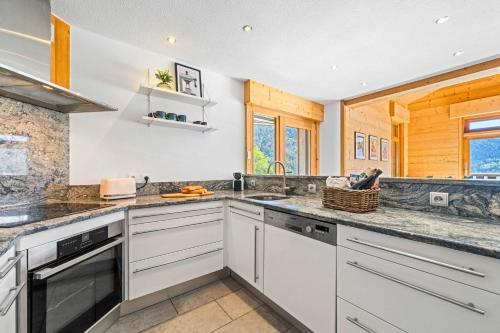 Mountain Views Balcony Stylish 3 Bed Apartment
