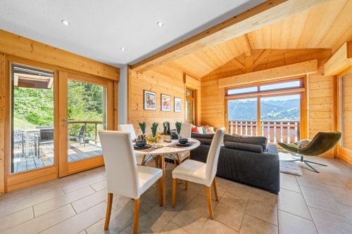 Mountain Views Balcony Stylish 3 Bed Apartment