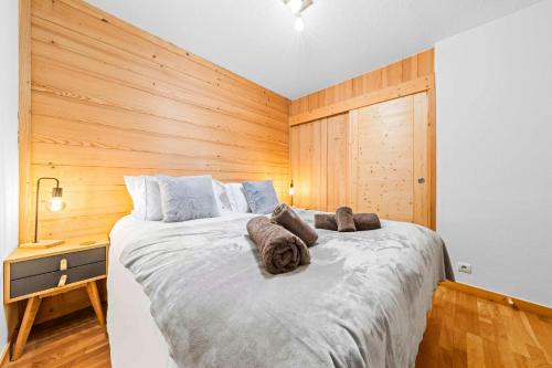 Mountain Views Balcony Stylish 3 Bed Apartment