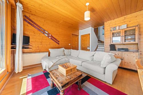 On Ski Bus Route - Spacious - Sleeps 8