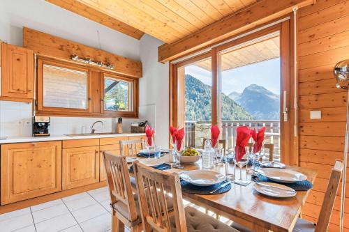 On Ski Bus Route - Spacious - Sleeps 8