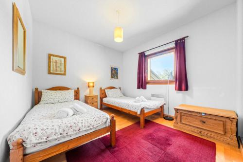 On Ski Bus Route - Spacious - Sleeps 8