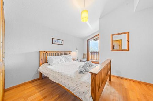 On Ski Bus Route - Spacious - Sleeps 8