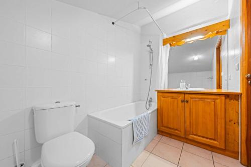 On Ski Bus Route - Spacious - Sleeps 8