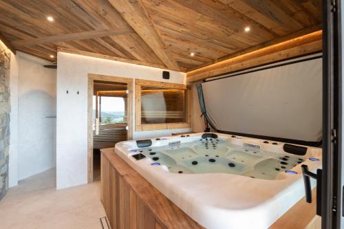 Chalet Panoramic Lodge, Spa avec vue lac et cinéma