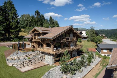 Chalet Mélèze, piscine intérieure, ski aux pieds et vue lac