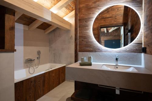 Chalet Mélèze, piscine intérieure, ski aux pieds et vue lac