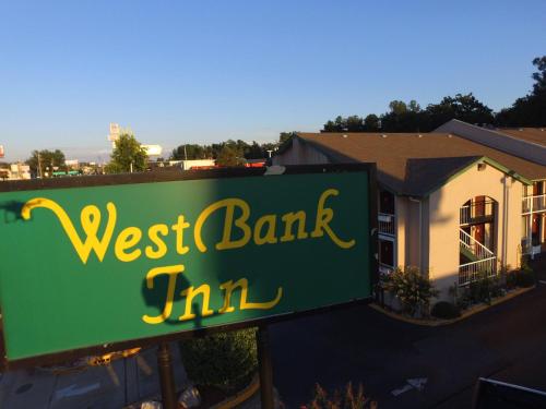 West Bank Inn في أوغوستا: علامة لنزل البنك الغربي أمام مبنى