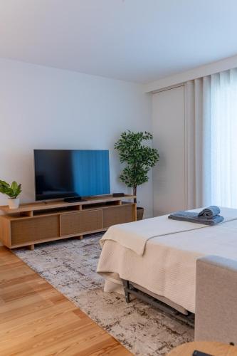 Saldouro Ap: Sea View | Gym & Workstation