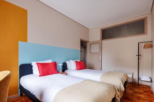 Spacious Family 3BR Apartment with Aqua Accents