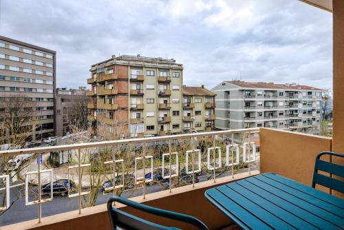 Spacious Family 3BR Apartment with Aqua Accents