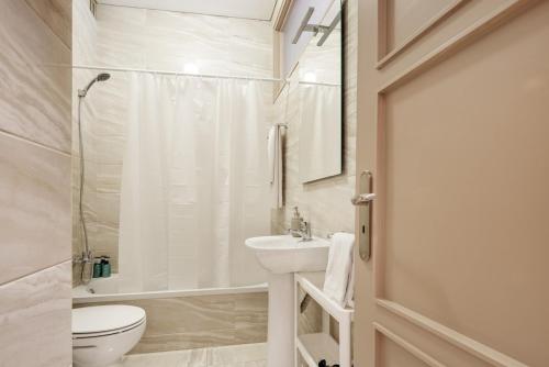 Spacious Family 3BR Apartment with Aqua Accents