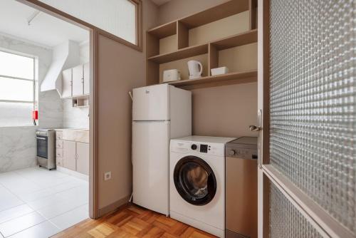Spacious Family 3BR Apartment with Aqua Accents