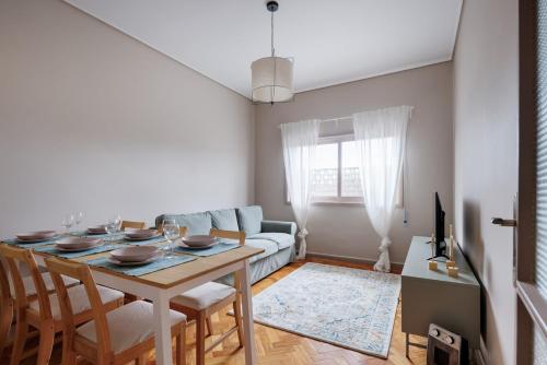 Spacious Family 3BR Apartment with Aqua Accents