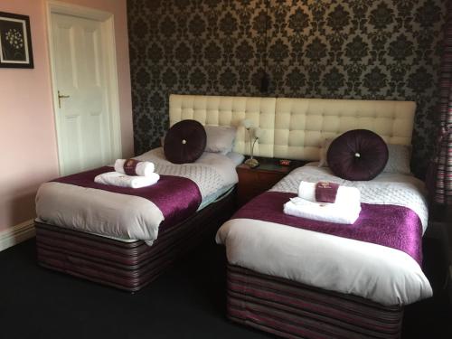 Ein Bett oder Betten in einem Zimmer der Unterkunft Grimscote Manor Hotel