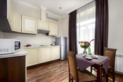 Kuchyň nebo kuchyňský kout v ubytování Greguar Hotel by UHM