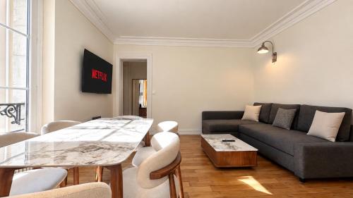 Modern 2 Bedroom Apartment Near Metro with Netflix