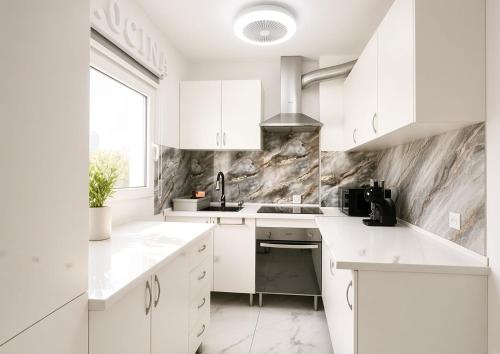 ICON Beach Apartment - 1 Min to Beach & Free Garage