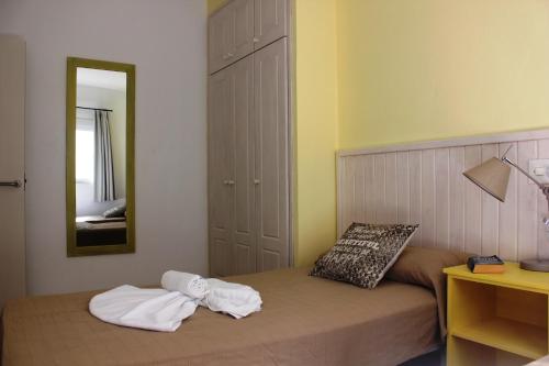 מיטה או מיטות בחדר ב-Apartamentos Timon - Emar Hotels