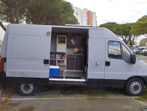 Peugeot boxer aménagé ATTENTION PROCHE BEZIERS 3 couchages maximum sans sanitaire wc et cuisine prévoir une batterie externe pour recharger les téléphones PROCHE BEZIERS
