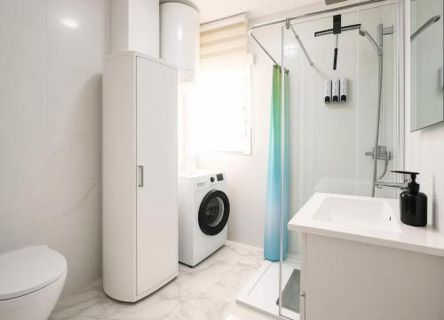 ICON Beach Apartment - 1 Min to Beach & Free Garage