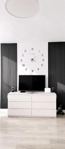 ICON Beach Apartment - 1 Min to Beach & Free Garage