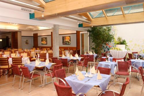 a dining room with white tables and chairs at Gasthof Erzherzog Franz Ferdinand in Markt Sankt Florian