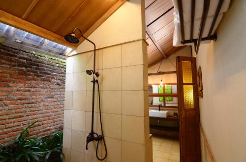 Kamar mandi di Desa Alamanis Resort Vila
